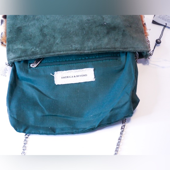 America & Beyond Green Leopard Faux Fur Crossbody Clutch Chain Strap NWT - Picture 14 of 16